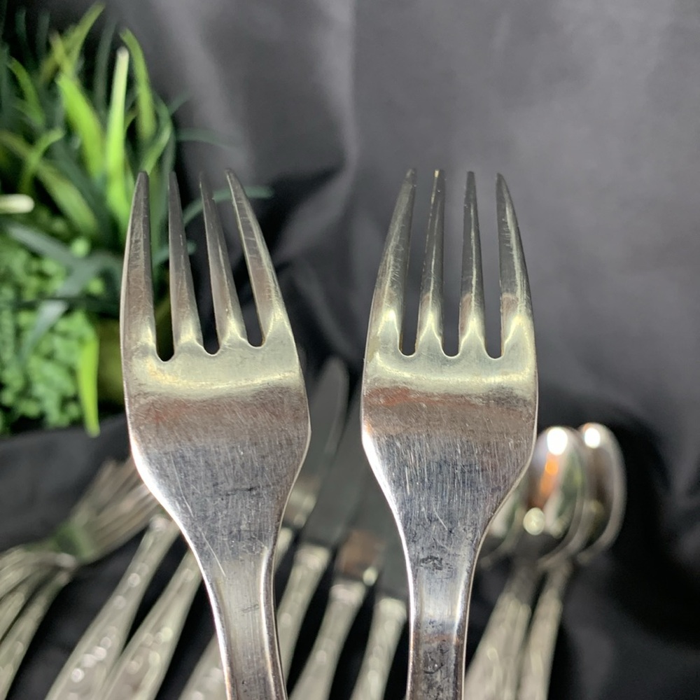 Oneida MANDERLY 28 piece Oneida flatware and serving set - Picture 12 of 12